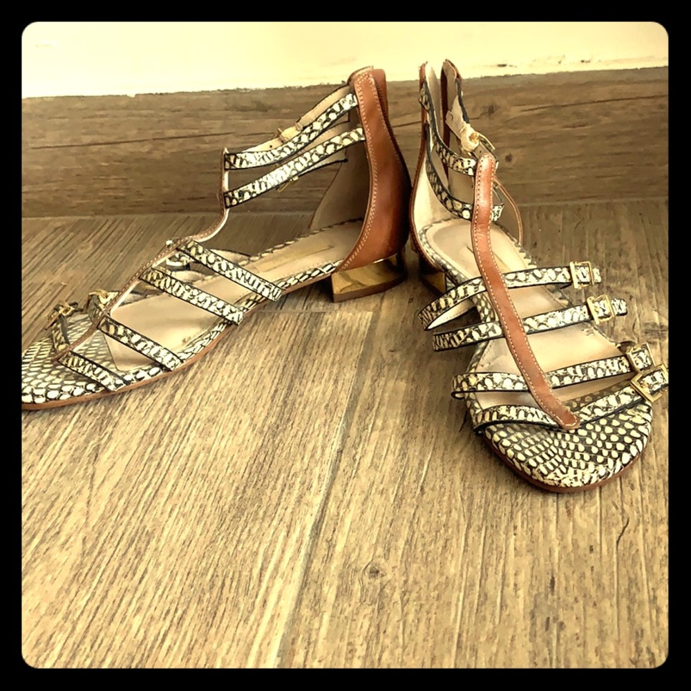Strap sandals